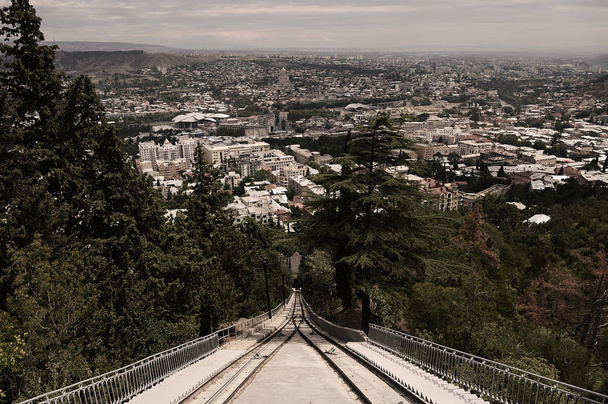 Widok miasta Tbilisi, do której prowadzi kolejki linowej z góry. Tbilisi, Gruzja - Zdjęcie, obraz