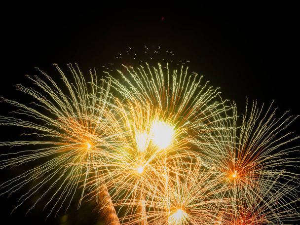 Show de fogos de artifício no fundo do céu noturno, para design de fundo de férias e celebração
. - Foto, Imagem
