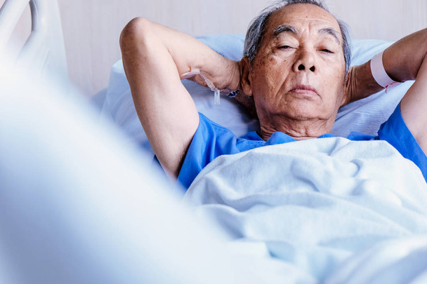 Pacientes de edad avanzada en cama de hospital - Foto, imagen