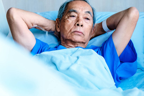 Elderly patients in hospital bed - Foto, immagini