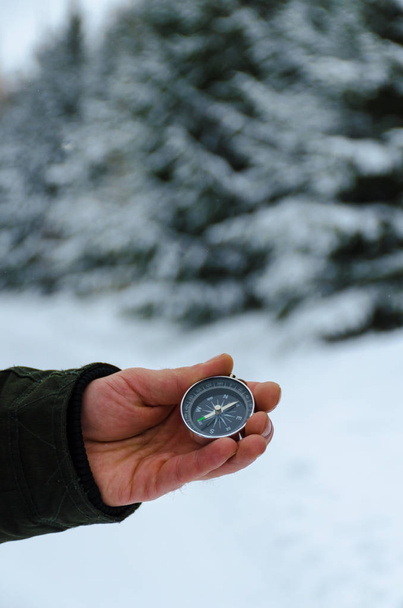Kompas v rukou během zimní cesty - Fotografie, Obrázek
