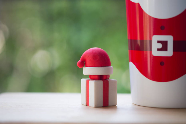 Мініатюрний капелюх Санти та різдвяна подарункова коробка. Різдвяні подарунки від Санти
 - Фото, зображення