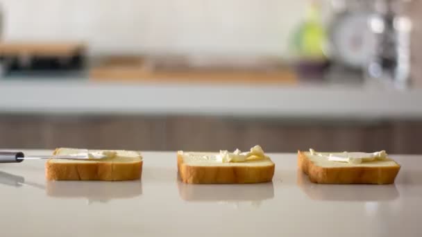 timelapse ontbijt voorbereiding met brood, boter en jam - Video