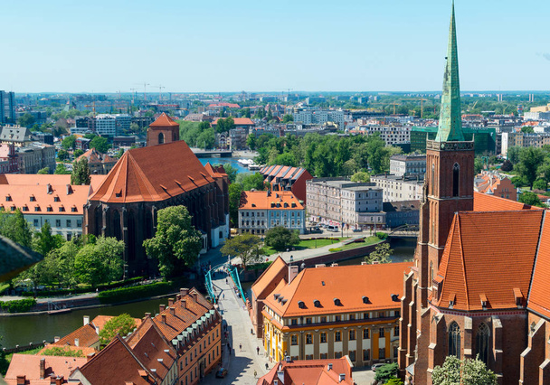 Wroclaw - Polen -, 7 mei 2018: Uitzicht vanaf de toren van een kathedraal van St John de Doper naar het nieuwe en oude binnenstad en de rivier de Oder. Rode daken van de Europese stad - Foto, afbeelding