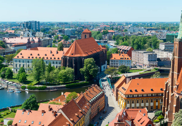 Βρότσλαβ - Πολωνία - 7 Μαΐου 2018: Θέα από τον Πύργο του καθεδρικού ναού του Αγίου Ιωάννη του Προδρόμου προς τη νέα και την παλιά πόλη και ο ποταμός Όντερ. Κόκκινες στέγες Ευρωπαϊκής πόλης - Φωτογραφία, εικόνα