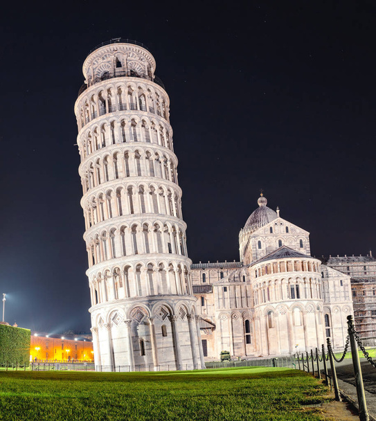 Piazza dei miracoli en de scheve toren door de nacht. Reizen in Italië en Pisa concept - Foto, afbeelding