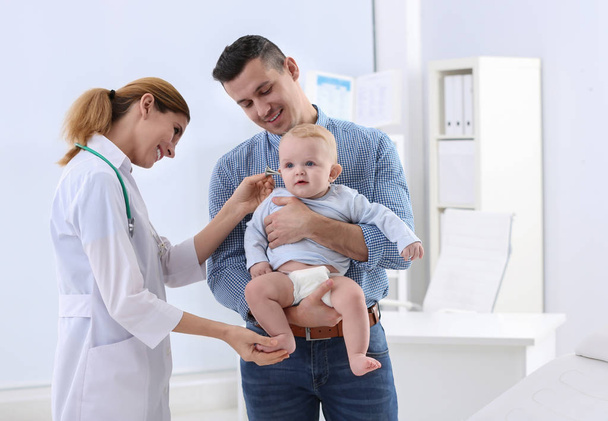 Uomo con il suo bambino in visita dal medico pediatrico in ospedale
 - Foto, immagini