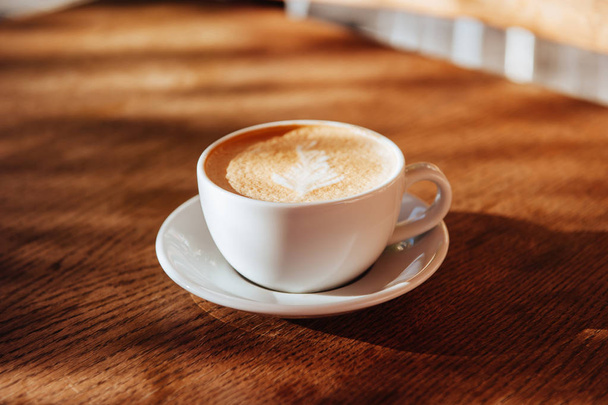 xícara de café arte latte no café na mesa de madeira
 - Foto, Imagem