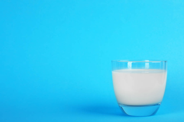 Glass with fresh milk on color background. Space for text - Fotoğraf, Görsel