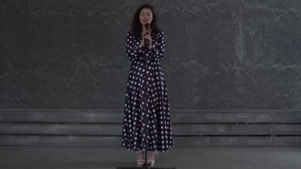 Mooie jonge vrouw zingen naar de microfoon - Video