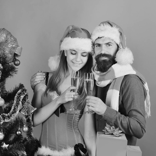 Man with beard and woman with smiling faces on red - Foto, afbeelding