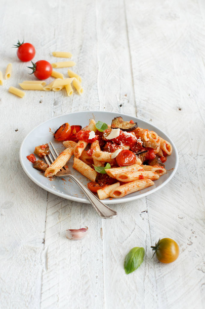 Πέννες alla norma - παραδοσιακά ιταλικά ζυμαρικά με μελιτζάνες και ντομάτες - Φωτογραφία, εικόνα
