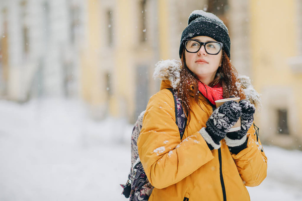 Une jeune femme se promène en ville pour Noël. Neige. Concept Lifestyle, Urbain, Hiver, Vacances, Joyeux Noël, Nouvel An
 - Photo, image