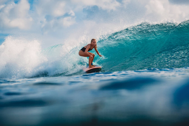 Szörf surf lány. Szörfös nő és kék hullám - Fotó, kép