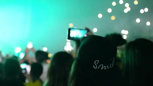 multidão de pessoas dançando e fazendo vídeo no concerto musical
 - Filmagem, Vídeo