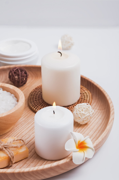 Bougies, produits de soins du corps et accessoires sur fond blanc
 - Photo, image