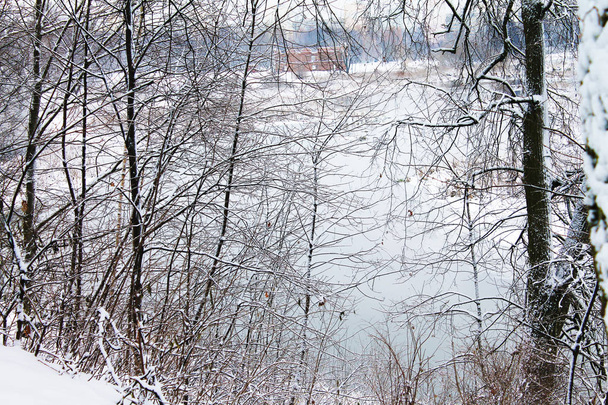Téli. Karácsony és újév. A tükör sima felület, a havas shores erdei tó. Téli táj - Fotó, kép