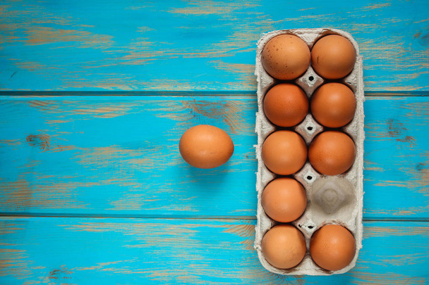 kırık (beyaz, yumurta sarısı, yumurta kabuğu) yumurta. Üstten görünüm. kopya alanı - Fotoğraf, Görsel