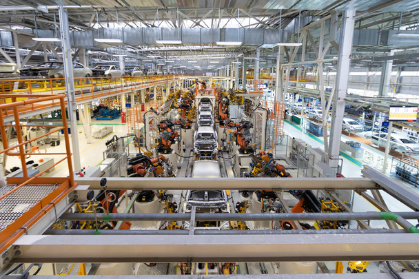 コンベア工場で車の現代アセンブリ上の車のボディ。車のボディの自動化された構築プロセス - 写真・画像