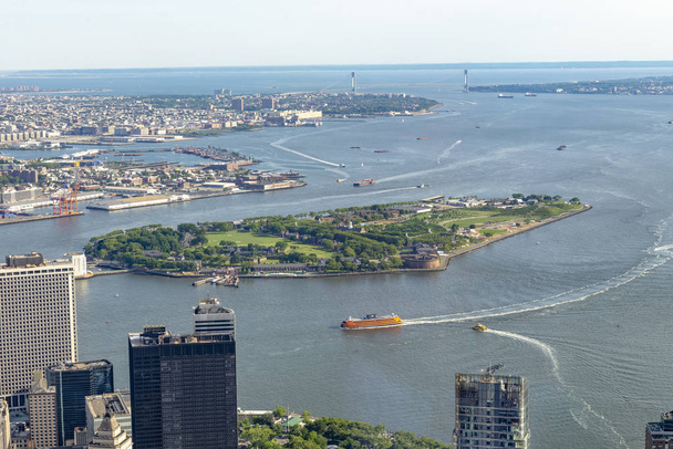 Governors Island and Manhattan bay, aerial view. - Zdjęcie, obraz