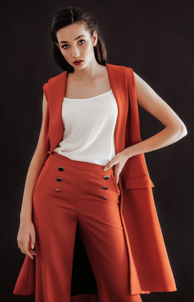 Belle jeune femme posant en pantalon rouge posant en studio
 - Photo, image