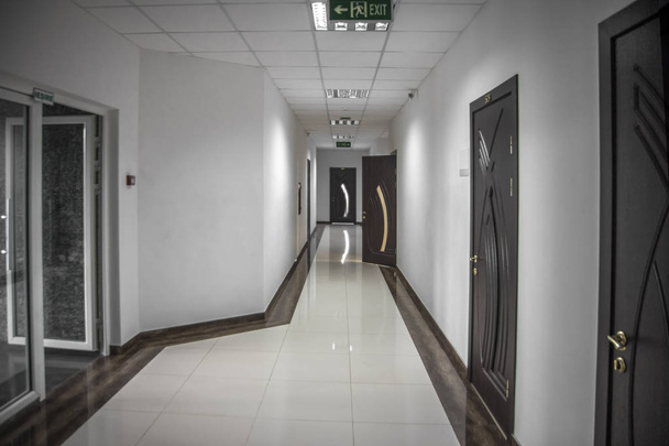 Vue d'un couloir vide dans l'immeuble de bureaux
 - Photo, image