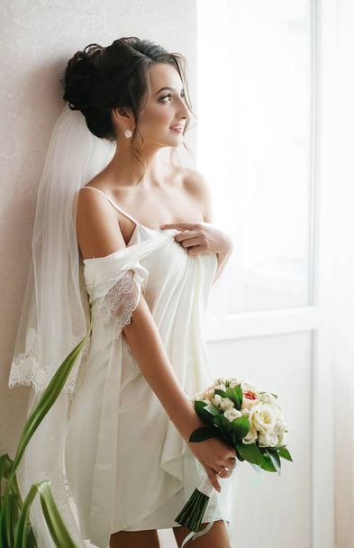 Όμορφη νεαρή νύφη άσπρο γαμήλιο εσώρουχα - Φωτογραφία, εικόνα