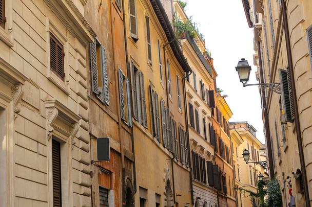 Fassade von Gebäuden in der Stadt Rom, Italien - Foto, Bild