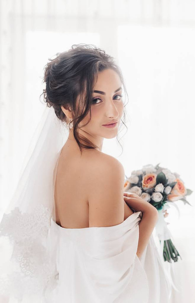 白い結婚式のランジェリーの美しい若い花嫁 - 写真・画像