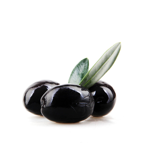 Schwarze Oliven isoliert auf weißem Hintergrund - Foto, Bild