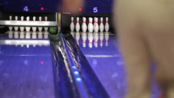 Jeu de bowling au club
 - Séquence, vidéo