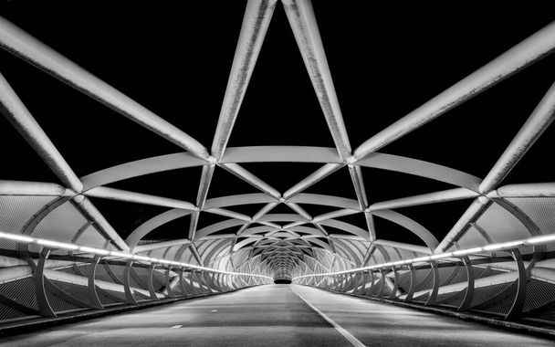 白と黒の自転車橋呼ばれる緑 verbinding、オランダ - 写真・画像