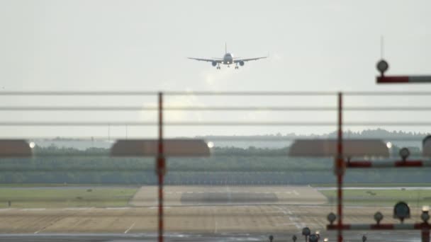 Flugzeug nähert sich vor der Landung - Filmmaterial, Video