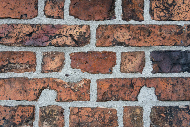 Mur de vieille brique rouge fissurée avec inclusions noires
 - Photo, image