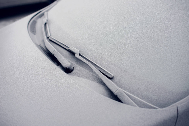 Lado de un coche congelado en una fría mañana de invierno - Foto, imagen