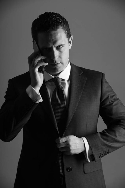 Handsome man talking on mobile phone - Foto, afbeelding