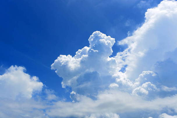 белые облака в голубом небе - Фото, изображение