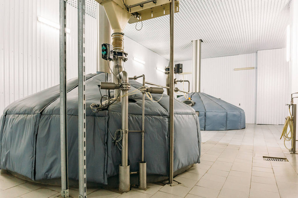 工業生産工場のビール発酵の管や貯水槽タンク鋼 - 写真・画像