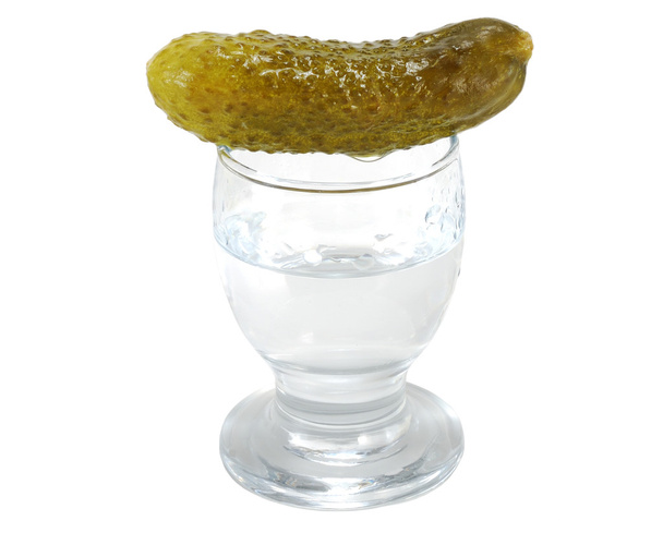 vaso de vodka ruso con pepino en escabeche
 - Foto, Imagen