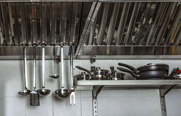 Sistemas de exaustão, detalhes de filtros de capuz em uma cozinha profissional
 - Foto, Imagem
