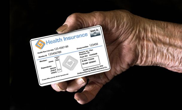 Una mano anziana è in possesso di una carta d'identità di assicurazione medica per illustrare l'assistenza sanitaria per gli anziani
. - Foto, immagini