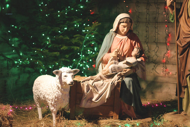 Різдво ясла сцену з діячів, включаючи Ісуса, Марія, Йосиф, овець і Маги. Розмитий фокус - Фото, зображення