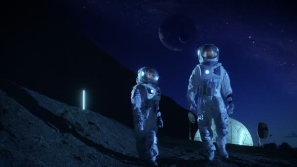 İki astronot uzay keşfetmek yeni giysileri içinde gezegen keşfetti. Yaşanabilir kubbe ile arka plan boşluk Bankası'gökyüzü dış gezegenler içinde görülmektedir. Futuristik konsepti üzerine alan kolonizasyon. - Video, Çekim