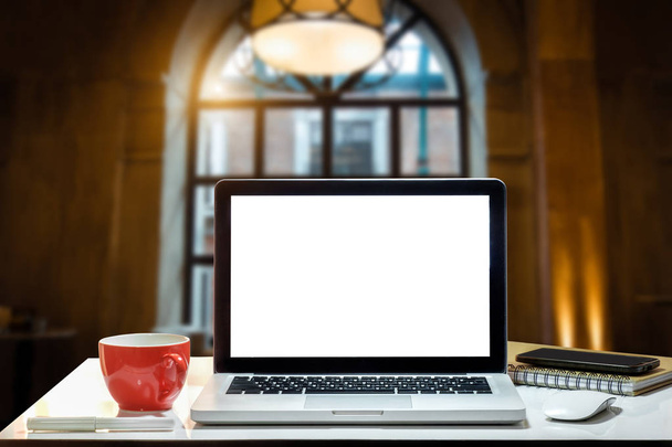 Передній вигляд чашки і ноутбука, смартфон і планшет на столі в офісі і фоні в кав'ярні і ресторані
  - Фото, зображення