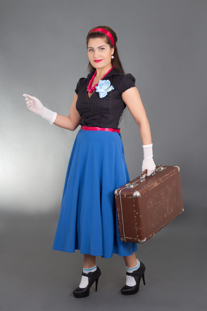 νεαρή γυναίκα αρκετά pinup με ρετρό βαλίτσα - Φωτογραφία, εικόνα