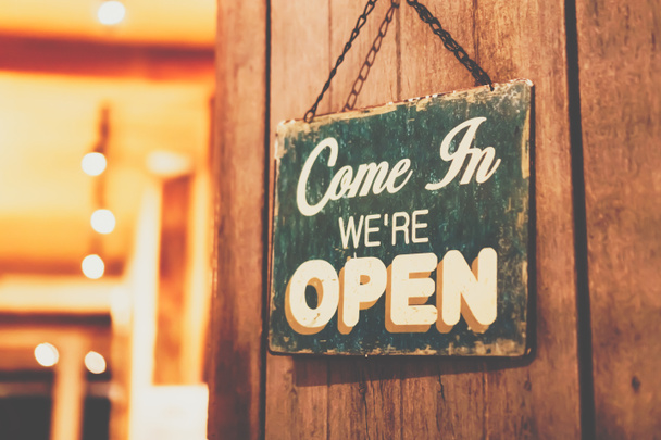 Un panneau d'affaires qui dit Ouvrir sur un café ou un restaurant accrocher à la porte à l'entrée. Style de ton de couleur vintage. - Photo, image