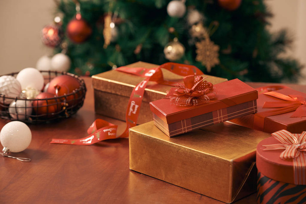 Sarılmış hediye kutuları dekore edilmiş Noel ağacının altında - Fotoğraf, Görsel