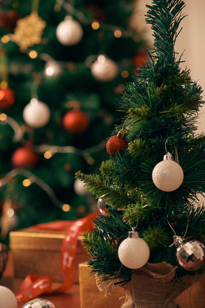 Versieren kerstboom op onscherpe achtergrond - Foto, afbeelding