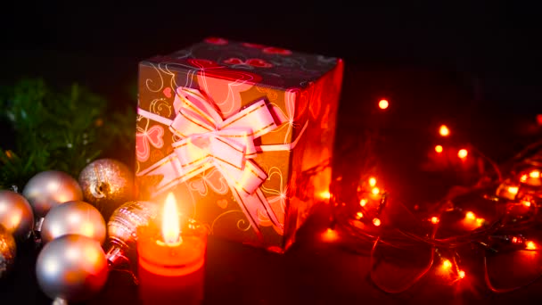Filmación de cajas de regalo, quema de velas y centelleo de lámparas. Colección día de Navidad
 - Imágenes, Vídeo