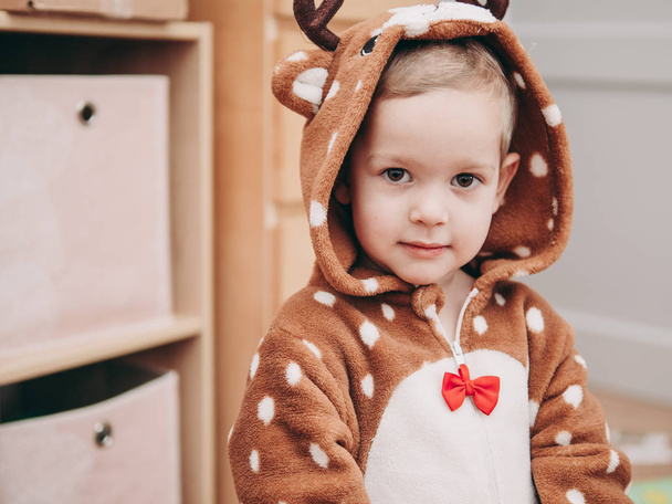 muotokuva pikkutyttö pyjamassa
 - Valokuva, kuva